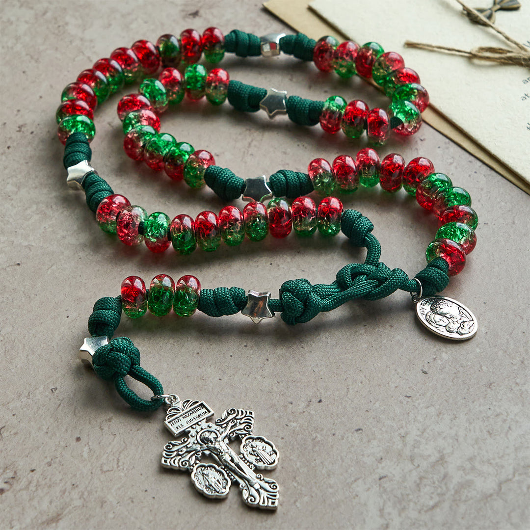 Christianartworkshop Weihnachts-Rosenkranz mit Paracord-Anhänger, Segen der Heiligen Familie, mit glänzenden rot-grünen Perlen - image 5