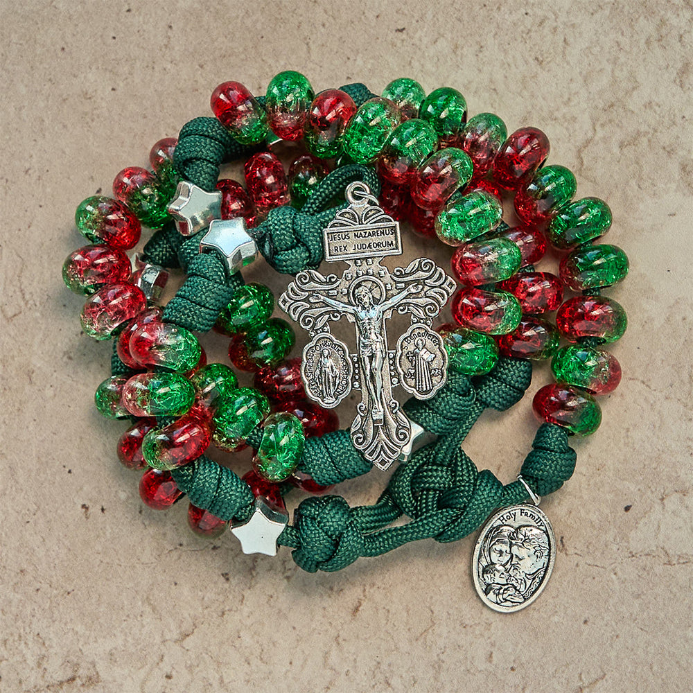 Christianartworkshop Weihnachts-Rosenkranz mit Paracord-Anhänger, Segen der Heiligen Familie, mit glänzenden rot-grünen Perlen - image 1