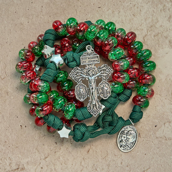 Christianartworkshop Weihnachts-Rosenkranz mit Paracord-Anhänger, Segen der Heiligen Familie, mit glänzenden rot-grünen Perlen - image 1