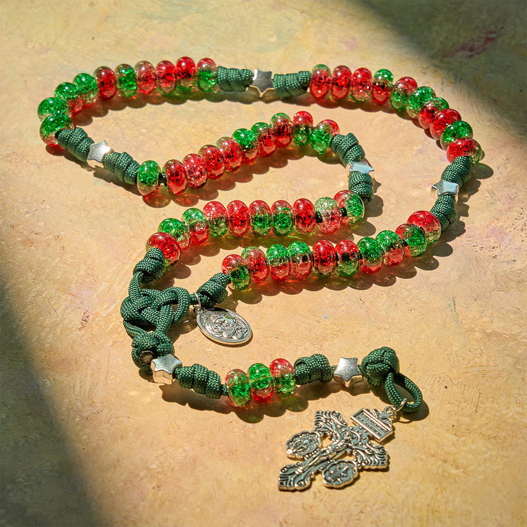 Christianartworkshop Weihnachts-Rosenkranz mit Paracord-Anhänger, Segen der Heiligen Familie, mit glänzenden rot-grünen Perlen - image 8