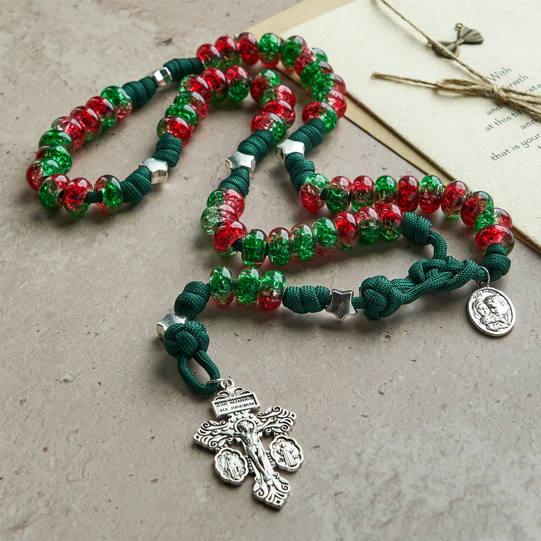 Christianartworkshop Weihnachts-Rosenkranz mit Paracord-Anhänger, Segen der Heiligen Familie, mit glänzenden rot-grünen Perlen - image 6