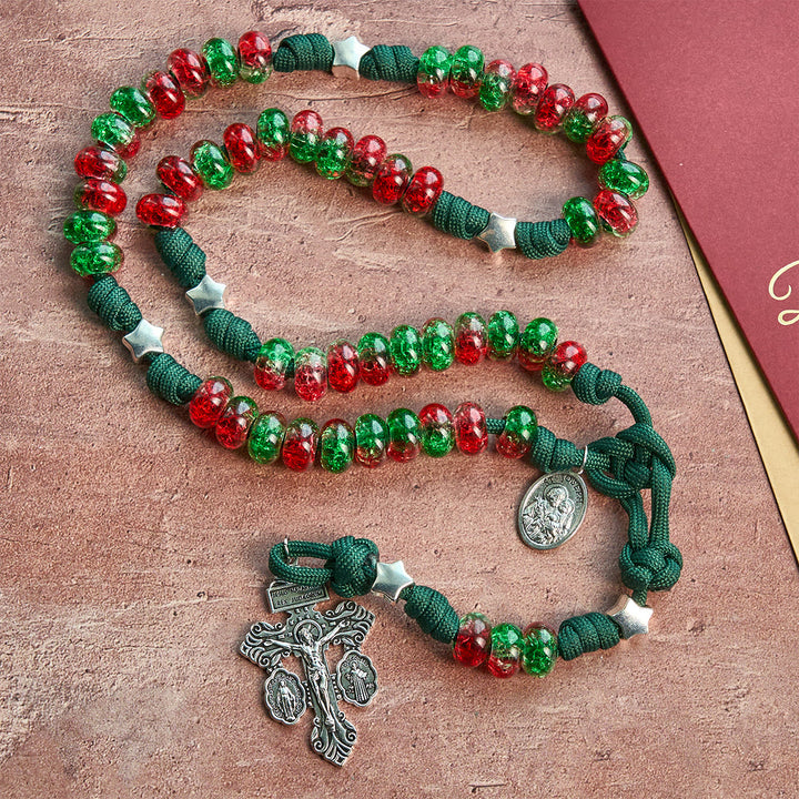 Christianartworkshop Weihnachts-Rosenkranz mit Paracord-Anhänger, Segen der Heiligen Familie, mit glänzenden rot-grünen Perlen - image 4