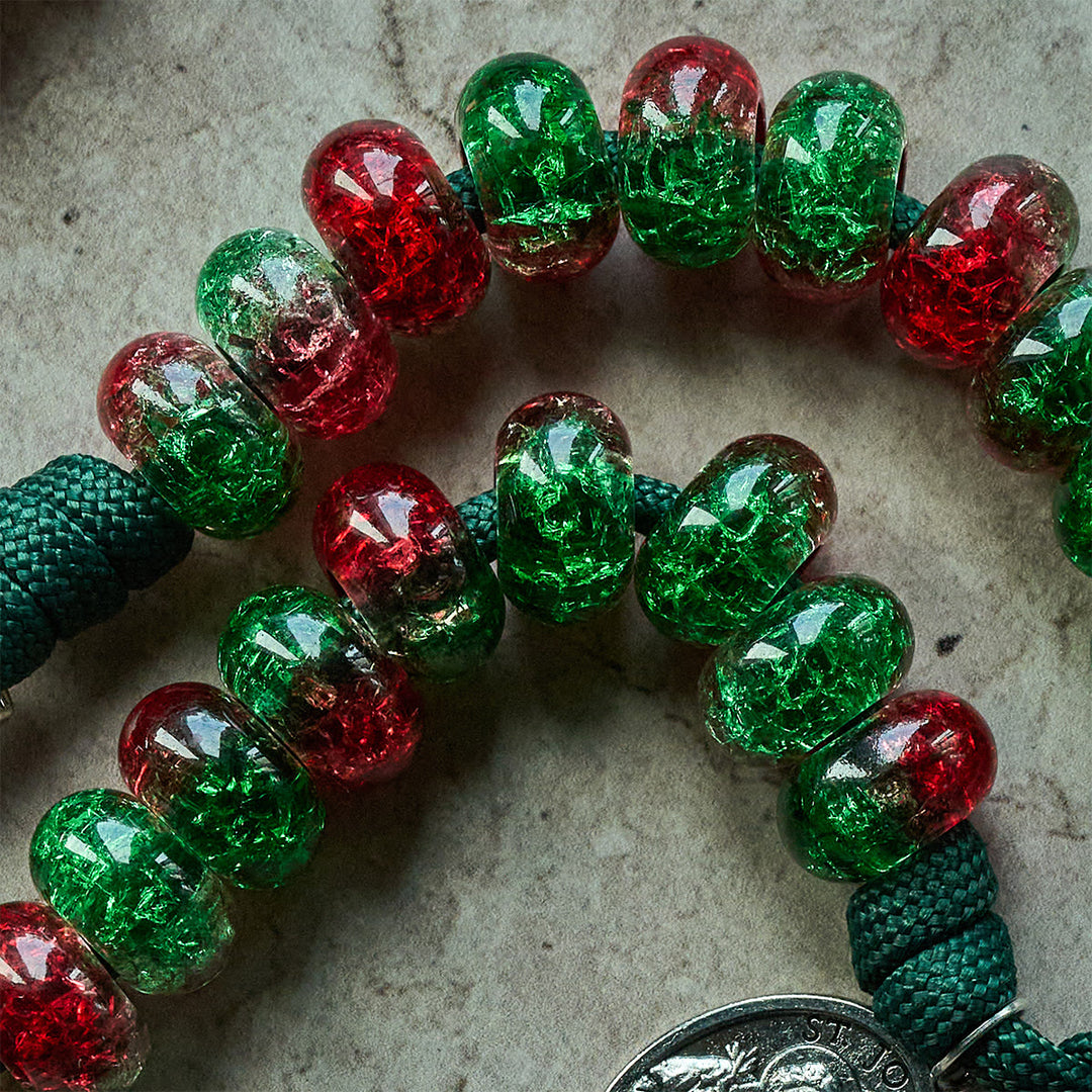 Christianartworkshop Weihnachts-Rosenkranz mit Paracord-Anhänger, Segen der Heiligen Familie, mit glänzenden rot-grünen Perlen - image 13