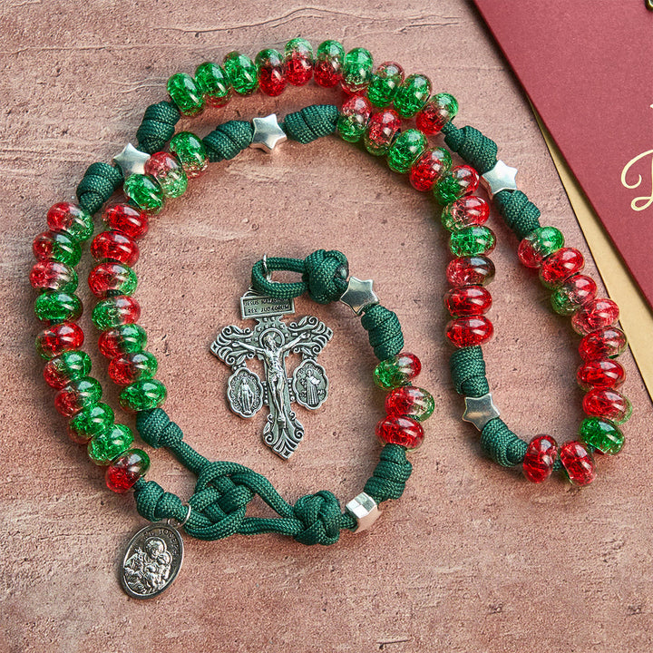 Christianartworkshop Weihnachts-Rosenkranz mit Paracord-Anhänger, Segen der Heiligen Familie, mit glänzenden rot-grünen Perlen - image 3