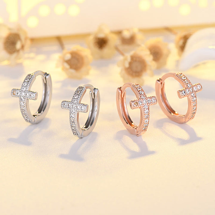 Christianartworkshop Elegante zweifarbige Huggie-Creolen mit Kreuz: Zeitlose Schönheit des Glaubens - Silber - image 0