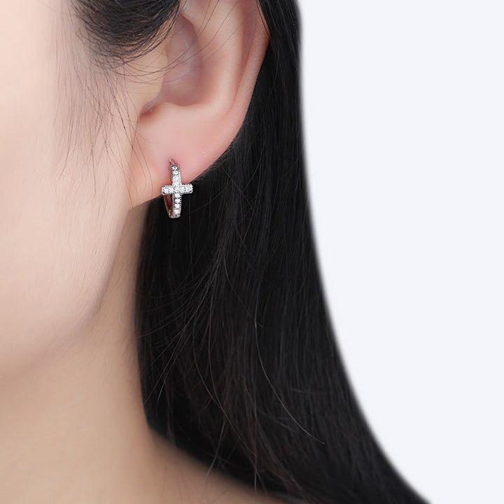 Christianartworkshop Elegante zweifarbige Huggie-Creolen mit Kreuz: Zeitlose Schönheit des Glaubens - image 1