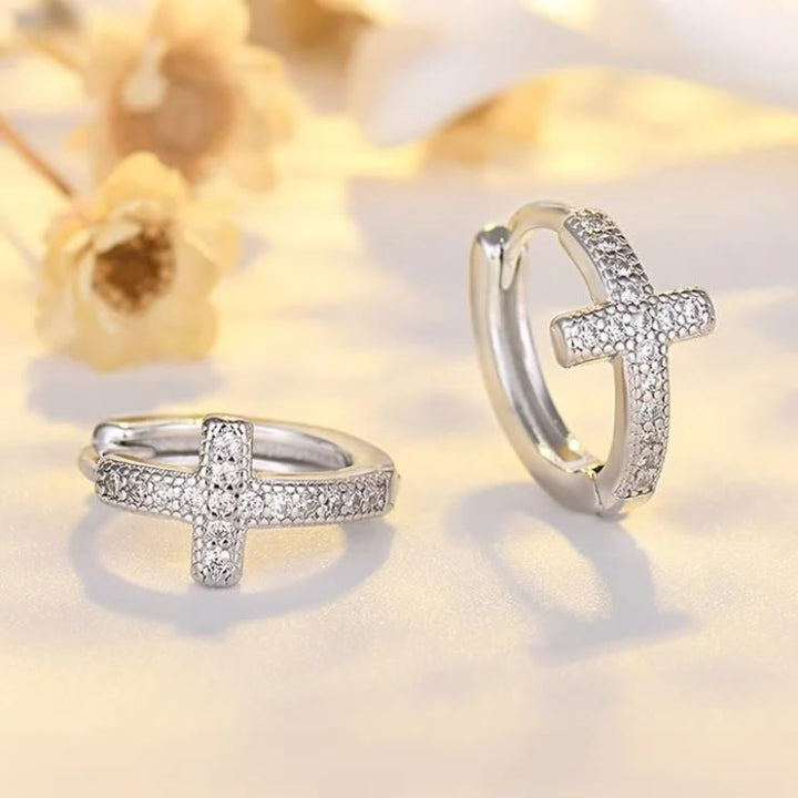 Christianartworkshop Elegante zweifarbige Huggie-Creolen mit Kreuz: Zeitlose Schönheit des Glaubens - image 2