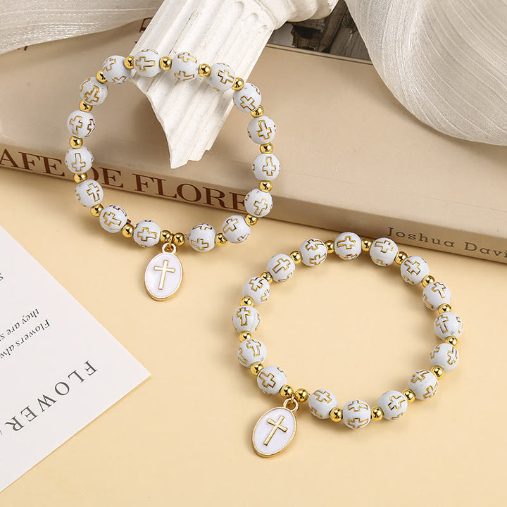 Christianartworkshop Elegantes, schlichtes weißes und goldenes Kreuzperlenarmband: Reine Anmut für jeden Tag - image 1