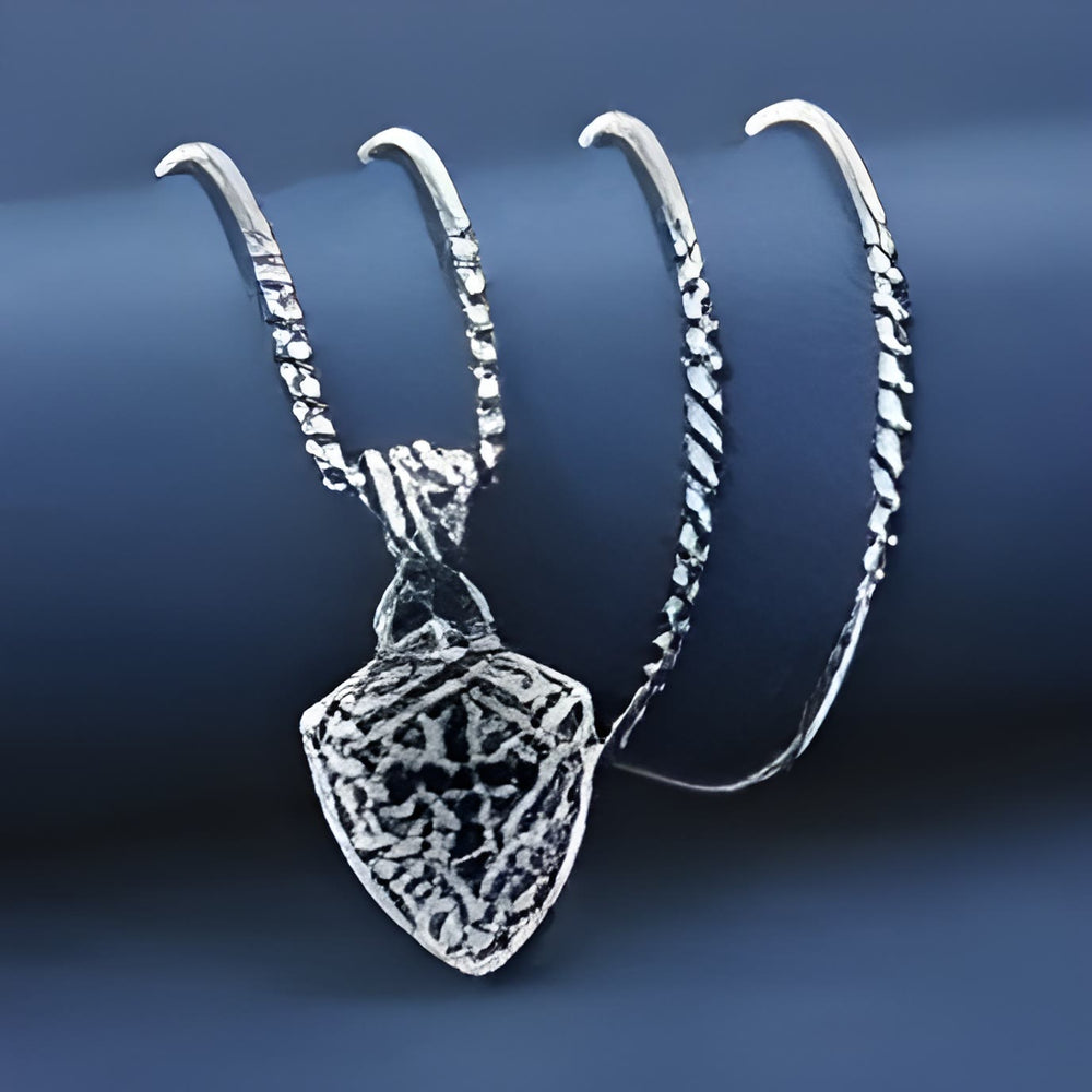 Christianartworkshop Verzierte Halskette in Schildform mit Kruzifix und schwarzen Zirkonia-Einlagen - image 1