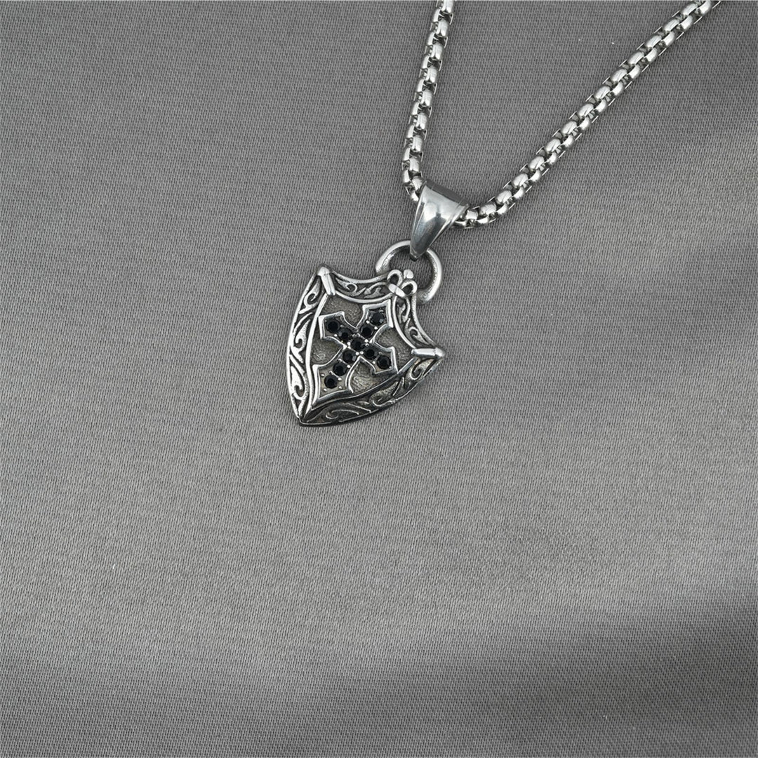 Christianartworkshop Verzierte Halskette in Schildform mit Kruzifix und schwarzen Zirkonia-Einlagen - image 2