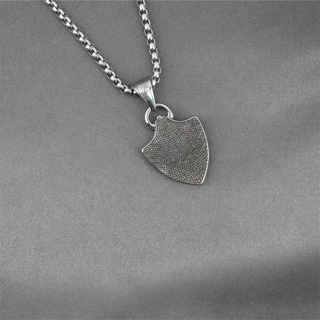 Christianartworkshop Verzierte Halskette in Schildform mit Kruzifix und schwarzen Zirkonia-Einlagen - image 4