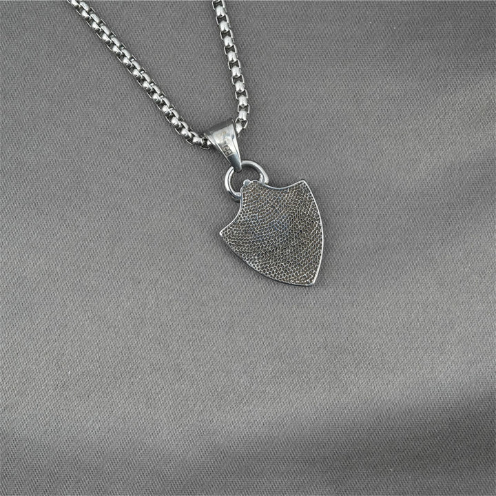 Christianartworkshop Verzierte Halskette in Schildform mit Kruzifix und schwarzen Zirkonia-Einlagen - image 4