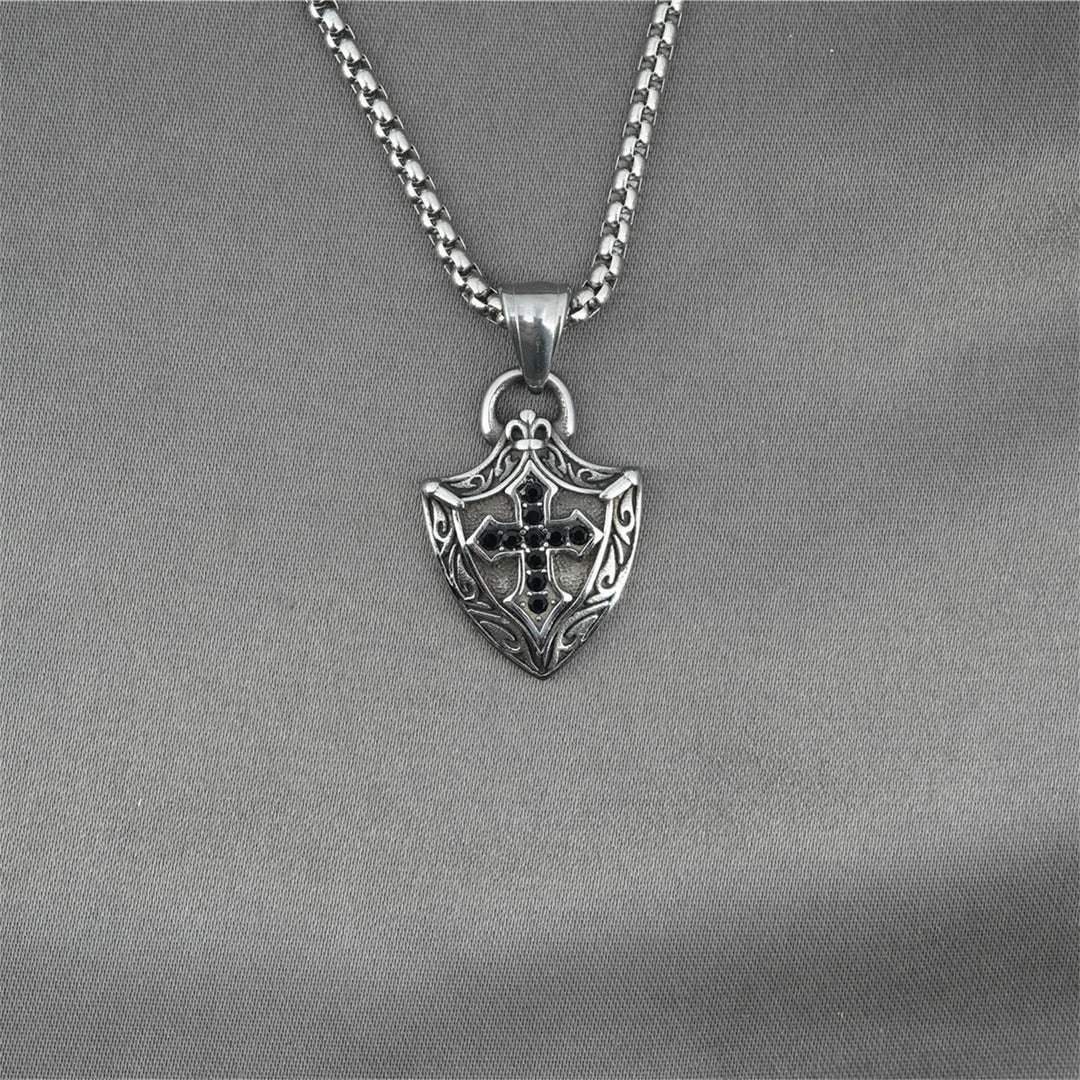 Christianartworkshop Verzierte Halskette in Schildform mit Kruzifix und schwarzen Zirkonia-Einlagen - image 3