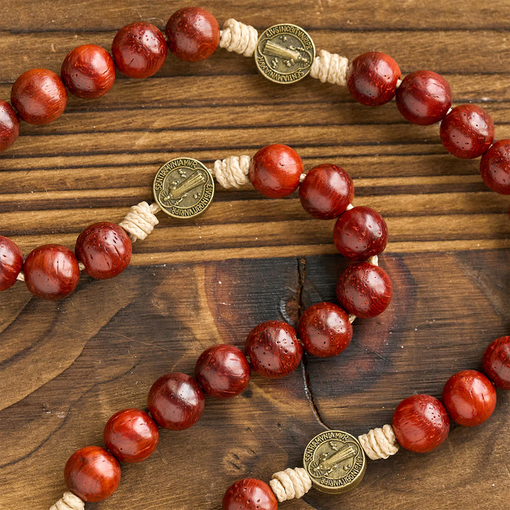 Christianartworkshop Traditioneller Rosenkranz aus erdroten Perlen mit antiker Muttergottes und dem Heiligen Benedikt: Beschützt durch die Gnade - image 7