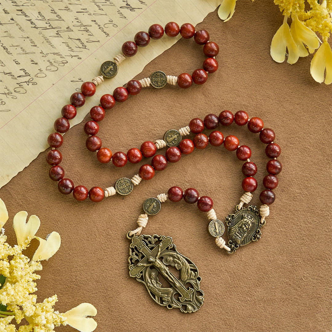 Christianartworkshop Traditioneller Rosenkranz aus erdroten Perlen mit antiker Muttergottes und dem Heiligen Benedikt: Beschützt durch die Gnade - image 3