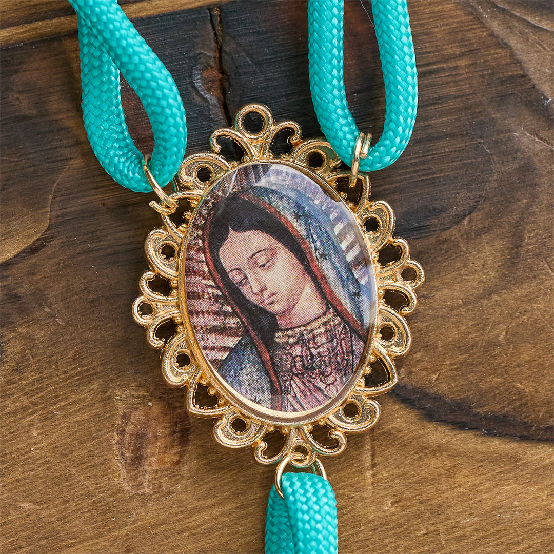 Christianartworkshop Leuchtender türkisfarbener Rosenkranz mit Guadalupe-Kamee: Starker Griff, heiliger Fokus - image 7