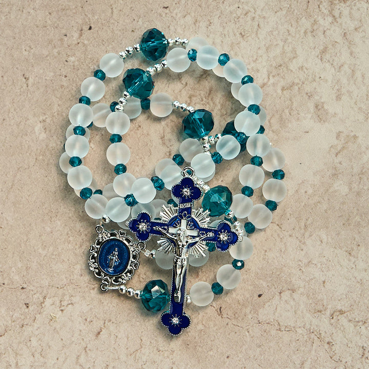 Christianartworkshop Rosenkranz aus mattiertem weißem Glas im Ozeanblau-Stil mit Kruzifix und Unserer Lieben Frau - image 2