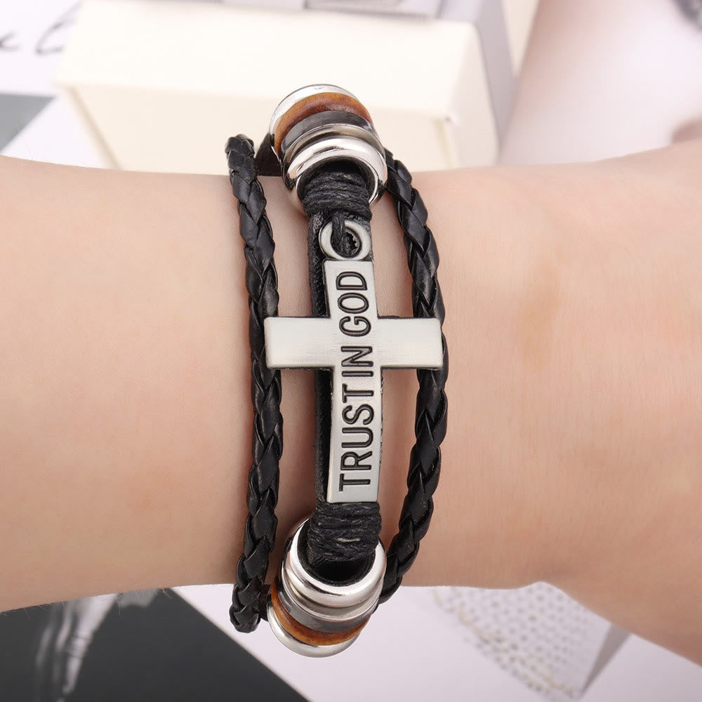 Schwarzes geflochtenes Lederarmband von Christianartworkshop mit Kreuz und der Inschrift „Vertraue auf Gott“. - image 1
