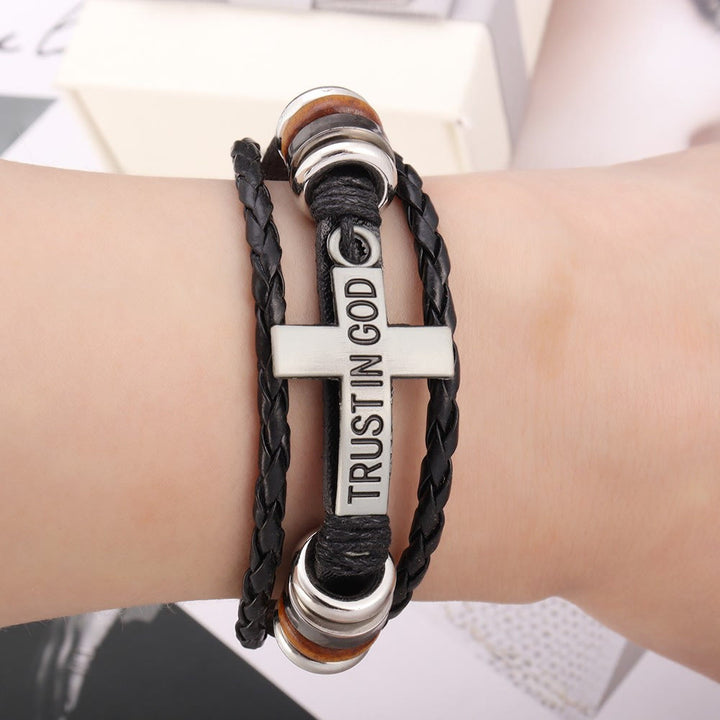 Schwarzes geflochtenes Lederarmband von Christianartworkshop mit Kreuz und der Inschrift „Vertraue auf Gott“. - image 1