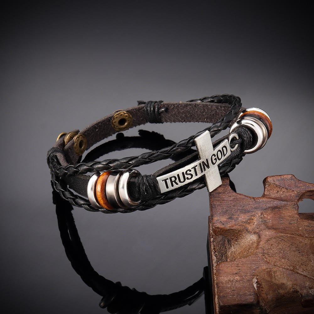 Schwarzes geflochtenes Lederarmband von Christianartworkshop mit Kreuz und der Inschrift „Vertraue auf Gott“. - image 3