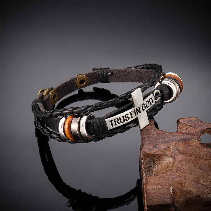 Schwarzes geflochtenes Lederarmband von Christianartworkshop mit Kreuz und der Inschrift „Vertraue auf Gott“. - image 3