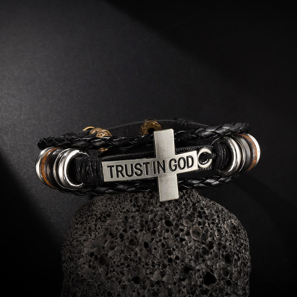 Schwarzes geflochtenes Lederarmband von Christianartworkshop mit Kreuz und der Inschrift „Vertraue auf Gott“. - Handgelenkumfang: 8,66 Zoll / 22 cm - image 0