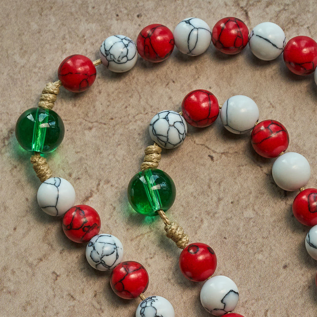Christianartworkshop Weihnachtsrosenkranz aus bunten Perlen in Zuckerstangenform mit der Barmherzigkeit Gottes und Unserer Lieben Frau: Feiern Sie die Geburt Christi - image 9