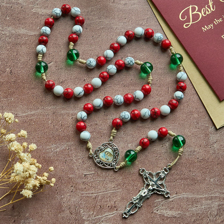 Christianartworkshop Weihnachtsrosenkranz aus bunten Perlen in Zuckerstangenform mit der Barmherzigkeit Gottes und Unserer Lieben Frau: Feiern Sie die Geburt Christi - image 4