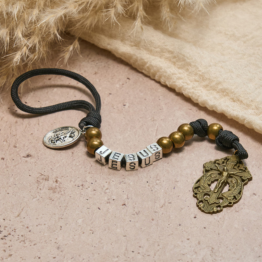 Christianartworkshop Minimalistischer schwarzer robuster Taschenrosenkranz mit St. Michael und personalisiertem JESUS-Brief - JESUS (Kein Brauch) - image 0