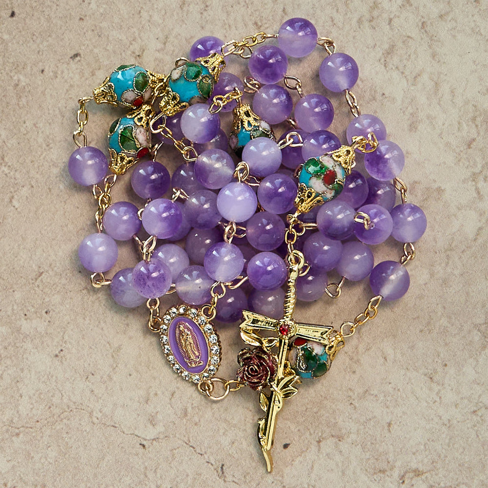 Christianartworkshop Rosenkranz aus violettem Kristall und Cloisonné im Vintage-Stil mit floralem Kreuz und Marien-Zentrum - image 1