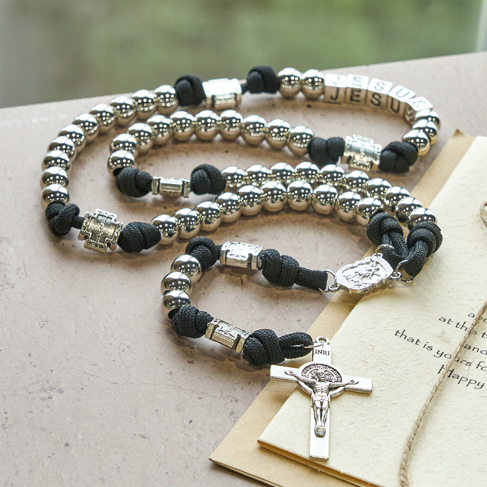 Christianartworkshop Gebetskranz mit personalisiertem „JESUS“-Buchstaben aus silberfarbenen Perlen und Kampfgebet - image 1