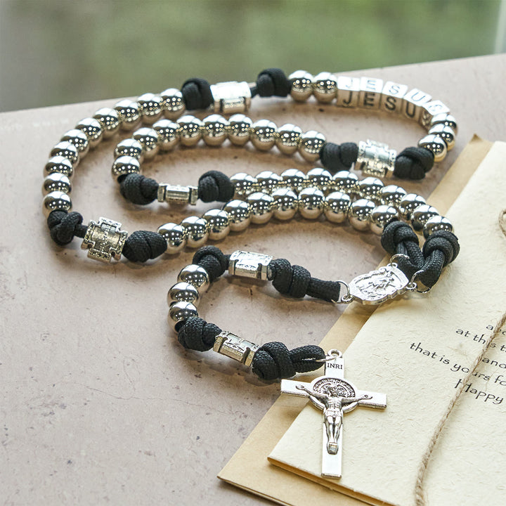 Christianartworkshop Gebetskranz mit personalisiertem „JESUS“-Buchstaben aus silberfarbenen Perlen und Kampfgebet - image 1