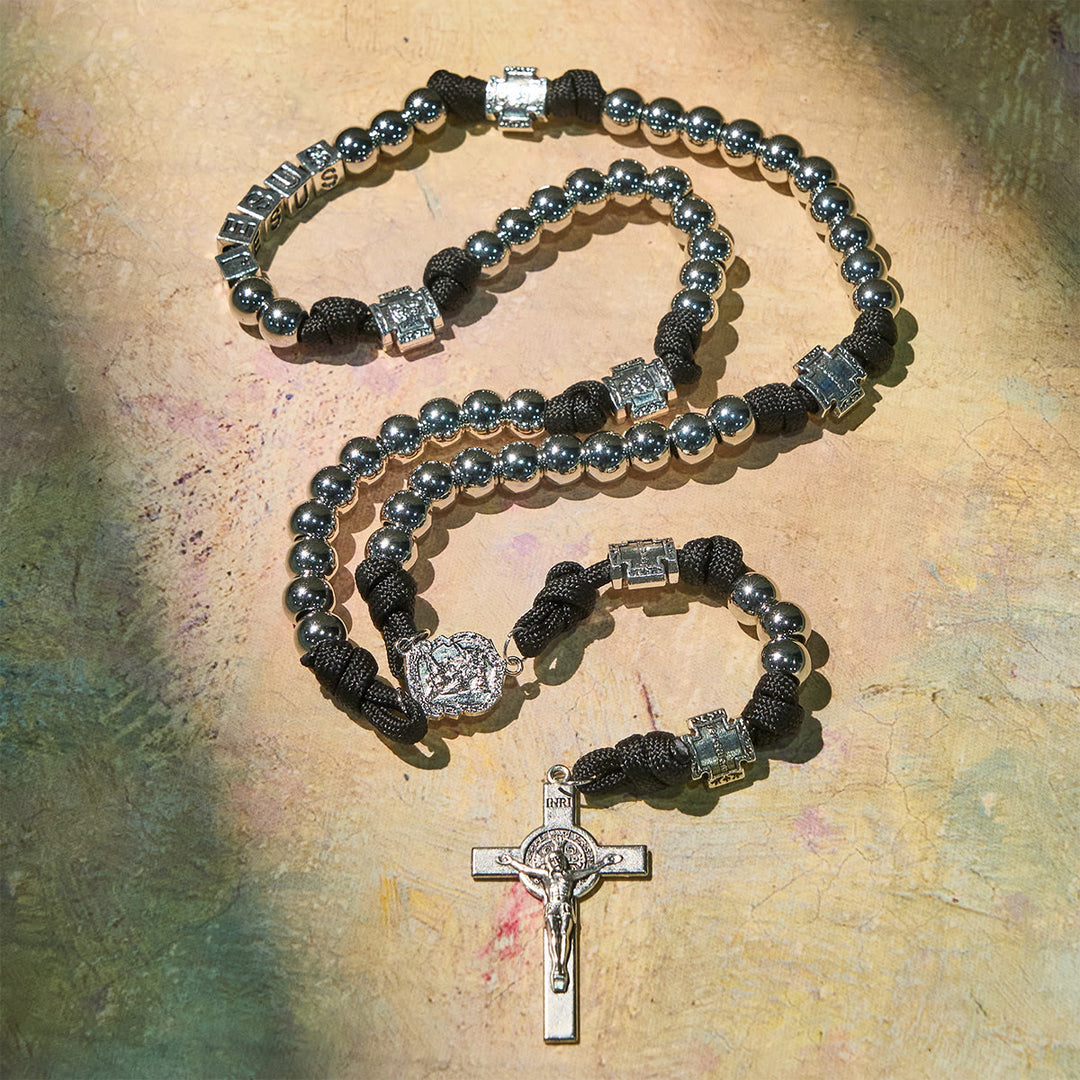 Christianartworkshop Gebetskranz mit personalisiertem „JESUS“-Buchstaben aus silberfarbenen Perlen und Kampfgebet - image 3