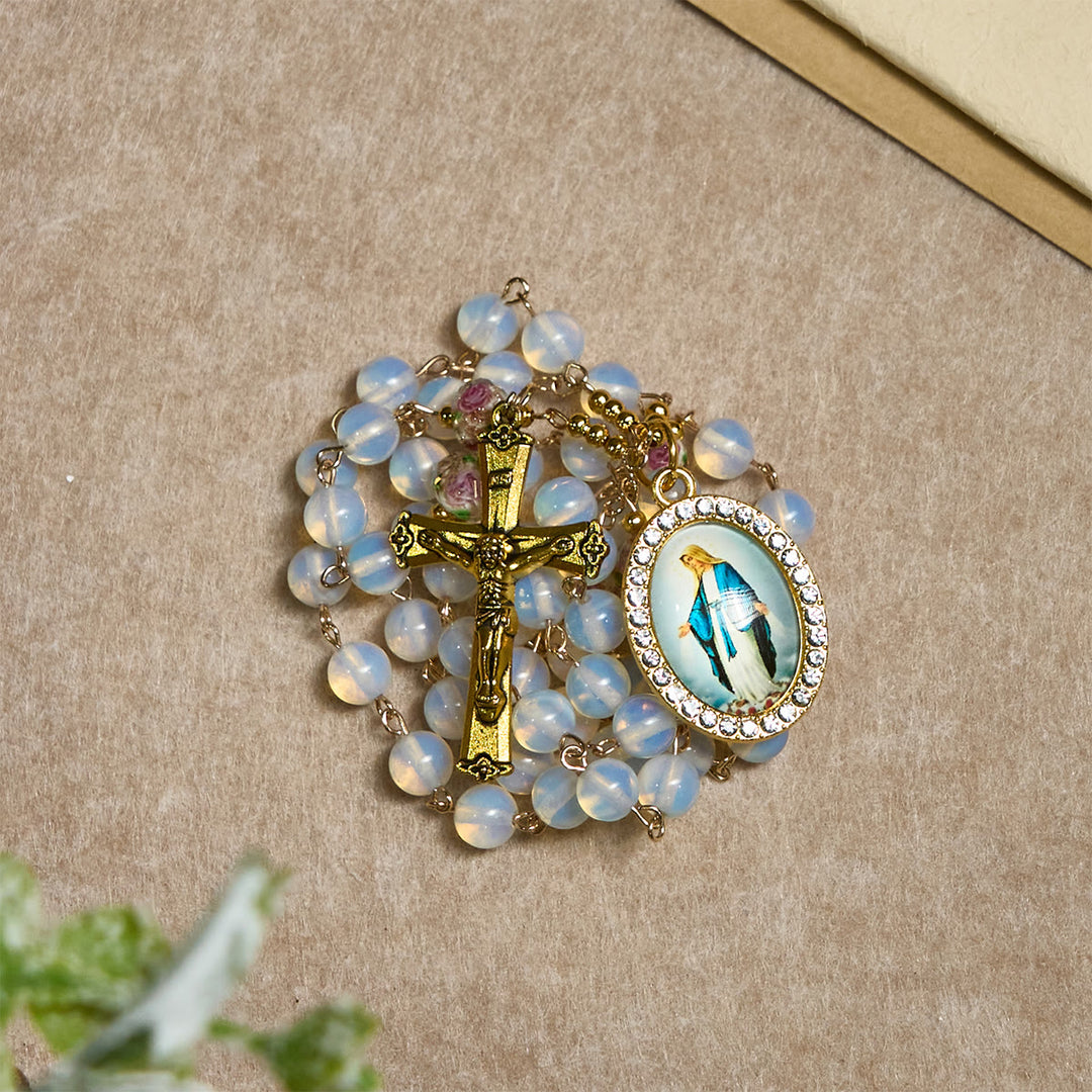 Rosenkranz aus weißen Opalperlen mit floralen Glasverzierungen und heiligem Kruzifix von Christianartworkshop - image 8