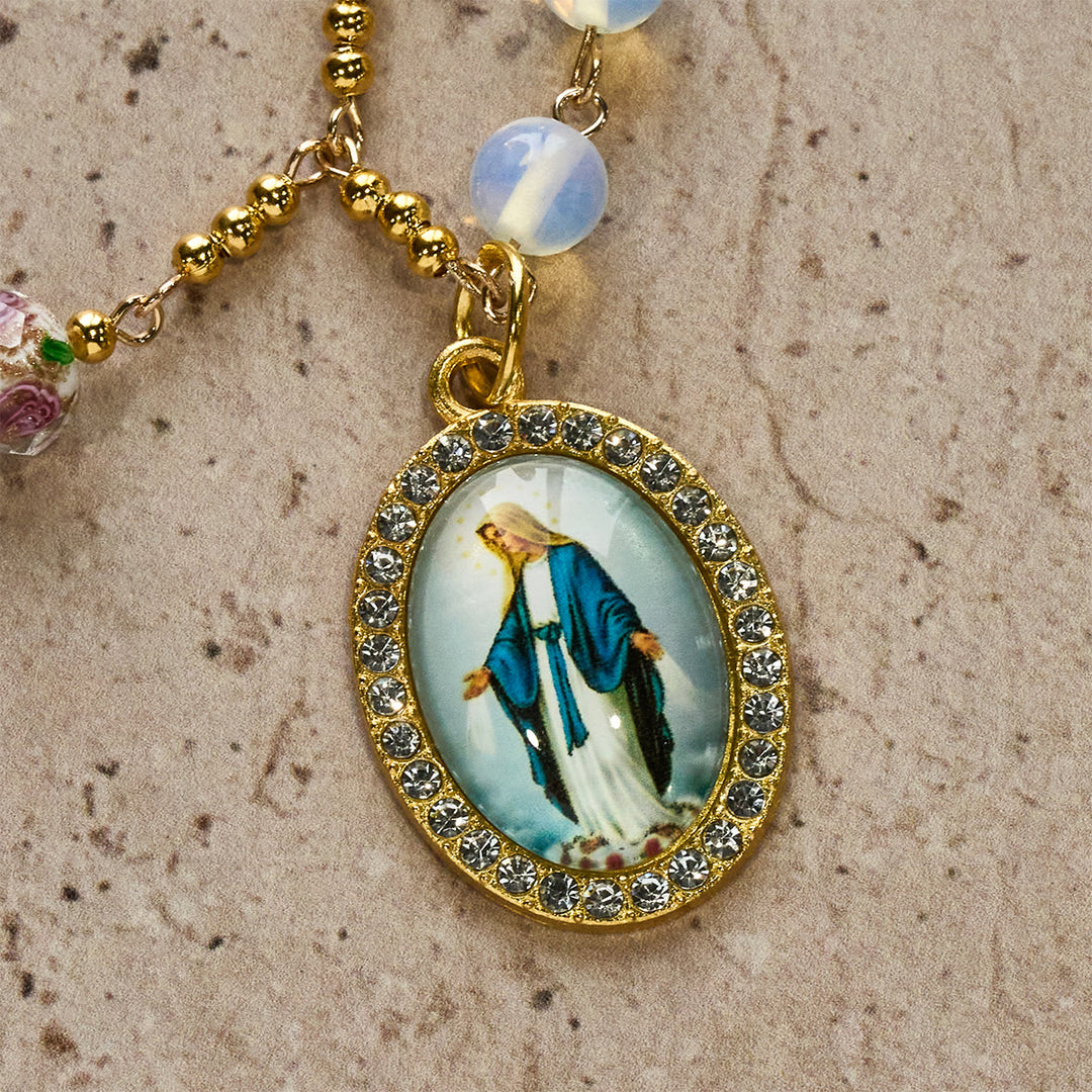 Rosenkranz aus weißen Opalperlen mit floralen Glasverzierungen und heiligem Kruzifix von Christianartworkshop - image 9