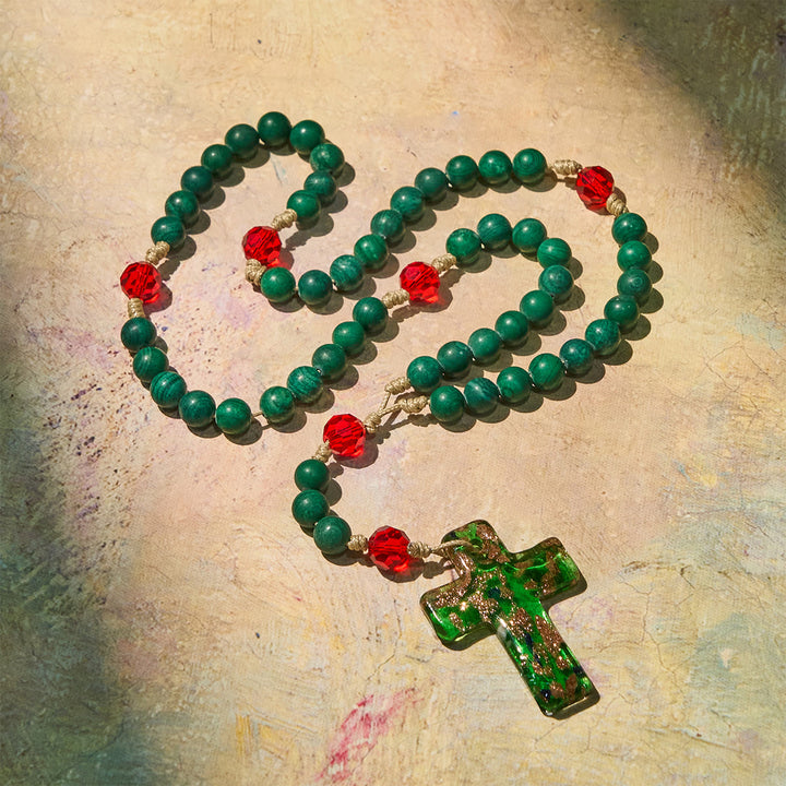 Weihnachtsgeschenk von Christianartworkshop: Rosenkranz aus grünem, gemustertem Stein für andächtiges Gebet: Grün-goldenes Glaskreuz - image 7