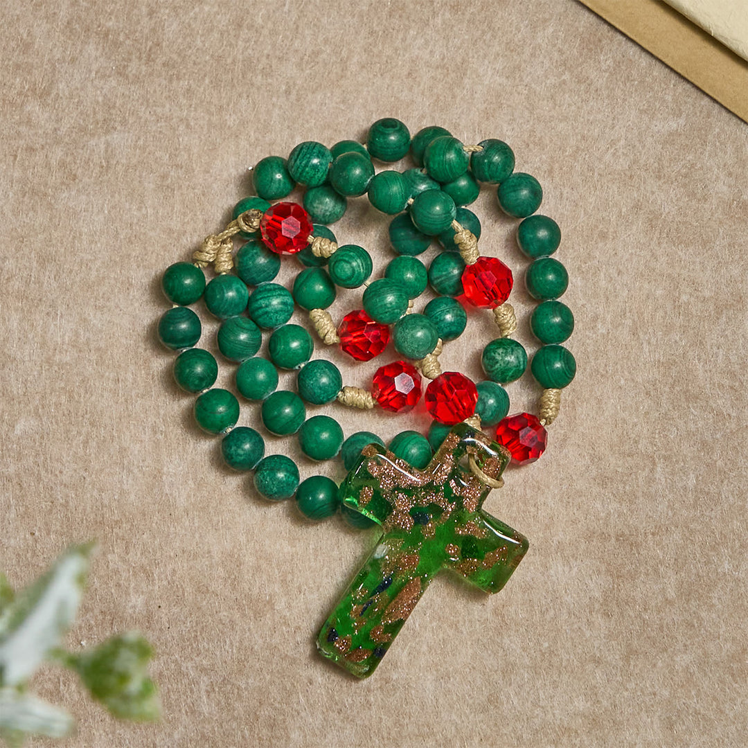 Weihnachtsgeschenk von Christianartworkshop: Rosenkranz aus grünem, gemustertem Stein für andächtiges Gebet: Grün-goldenes Glaskreuz - image 10