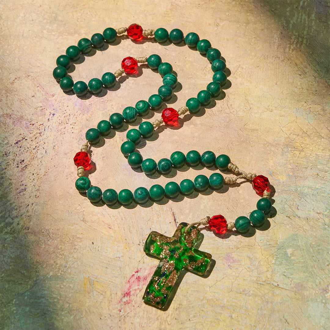 Weihnachtsgeschenk von Christianartworkshop: Rosenkranz aus grünem, gemustertem Stein für andächtiges Gebet: Grün-goldenes Glaskreuz - image 6