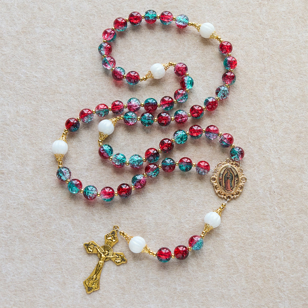 Christliche Kunstwerkstatt: Weihnachtlicher Rosenkranz aus roten und blauen Glasperlen: Marienmedaille & verziertes Kreuz - Medaille und Kruzifix Unserer Lieben Frau von Guadalupe - image 0