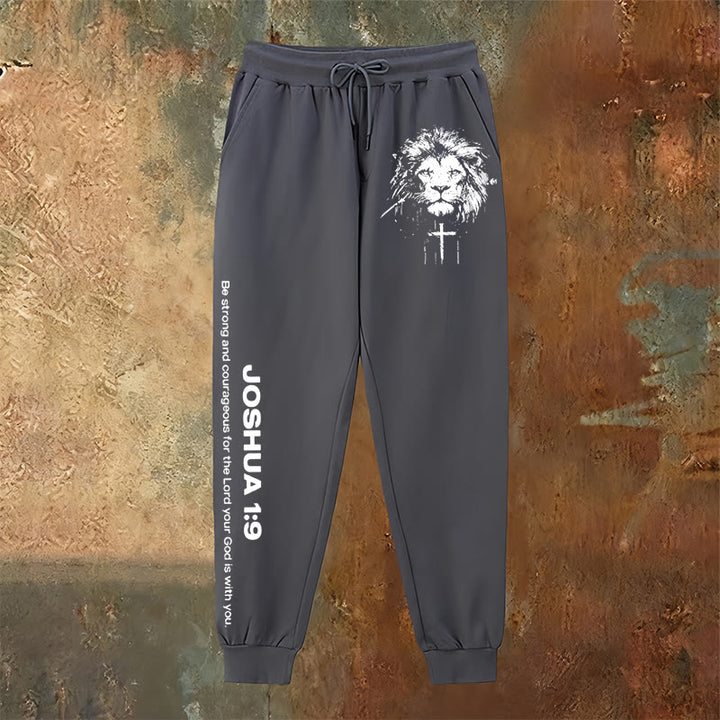 Christianartworkshop Lion of Judah Jogginghose: Josua 1:9 Vers in Kohle - image 2
