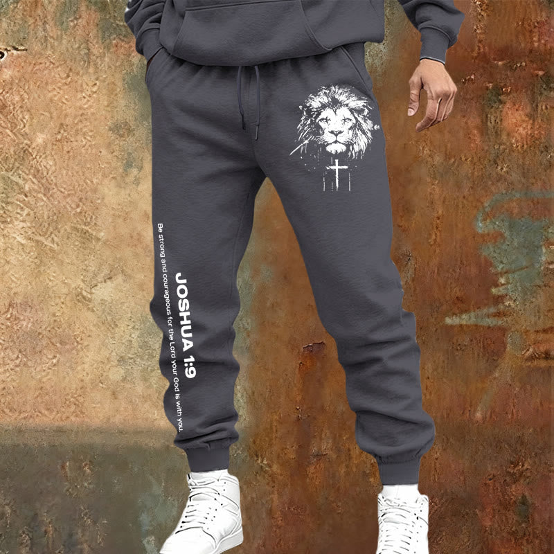 Christianartworkshop Lion of Judah Jogginghose: Josua 1:9 Vers in Kohle - image 1