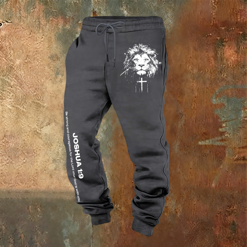 Christianartworkshop Lion of Judah Jogginghose: Josua 1:9 Vers in Kohle - Warmgrau - 2XL - image 0