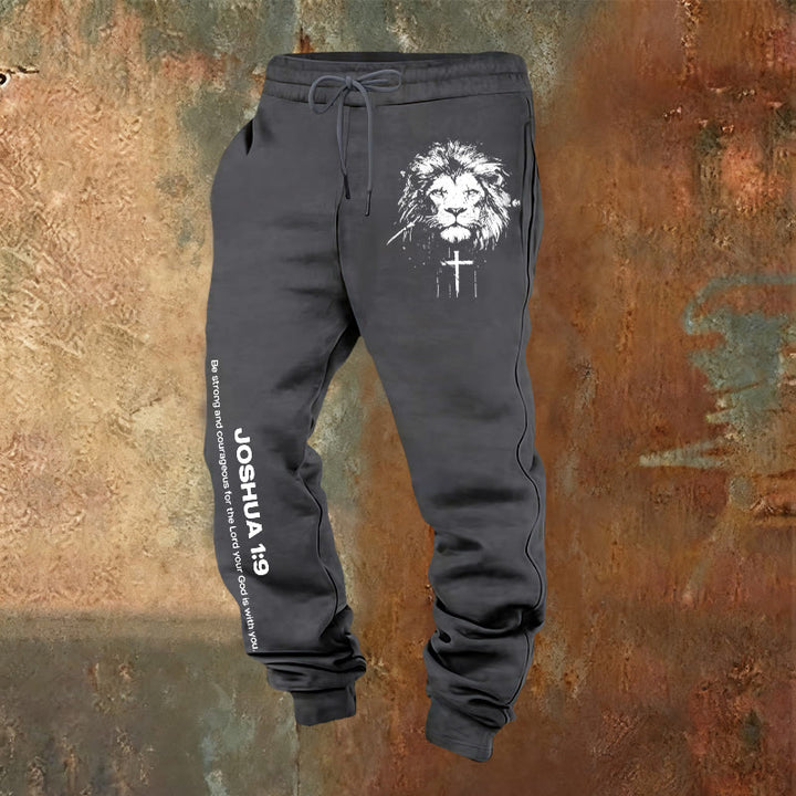 Christianartworkshop Lion of Judah Jogginghose: Josua 1:9 Vers in Kohle - Warmgrau - 2XL - image 0