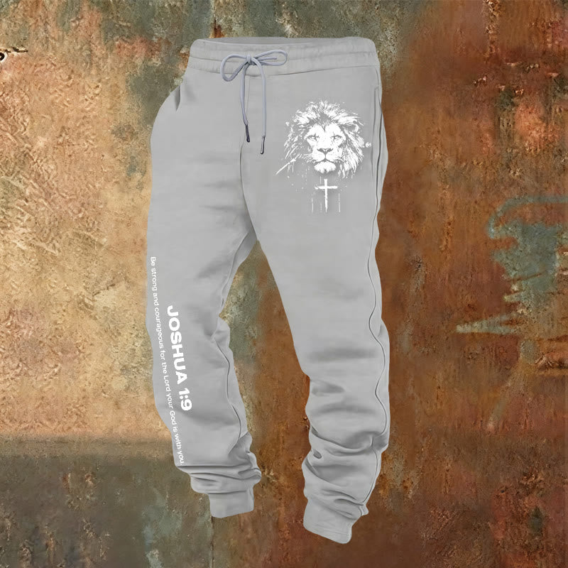 Christianartworkshop Lion of Judah Jogginghose: Josua 1:9 Vers in Kohle - Hellgrau - 2XL - image 12