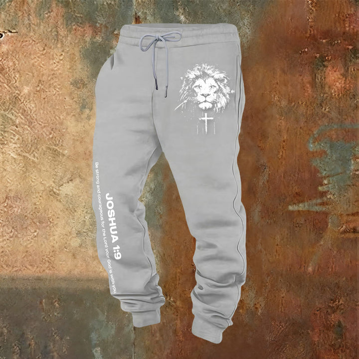 Christianartworkshop Lion of Judah Jogginghose: Josua 1:9 Vers in Kohle - Hellgrau - 2XL - image 12