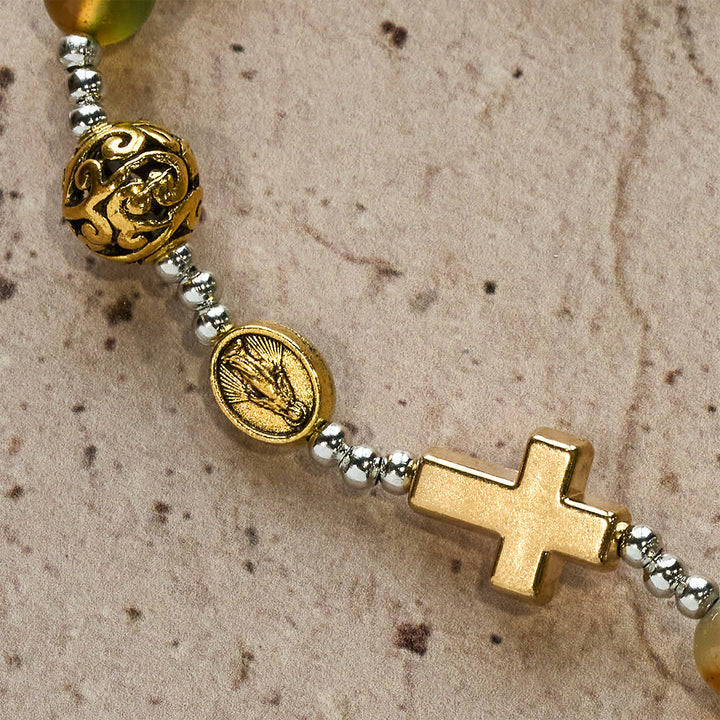 Christianartworkshop Weihnachtliches Malachit-Rosenkranzarmband mit mehreren Lagen, Kreuz und Medaille - image 6