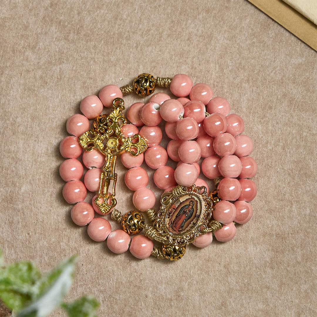 Christianartworkshop Rosenkranz aus hellrosa Keramik: Feiern Sie Weihnachten mit Anmut und Hoffnung - image 2