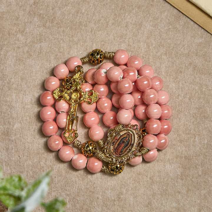 Christianartworkshop Rosenkranz aus hellrosa Keramik: Feiern Sie Weihnachten mit Anmut und Hoffnung - image 2