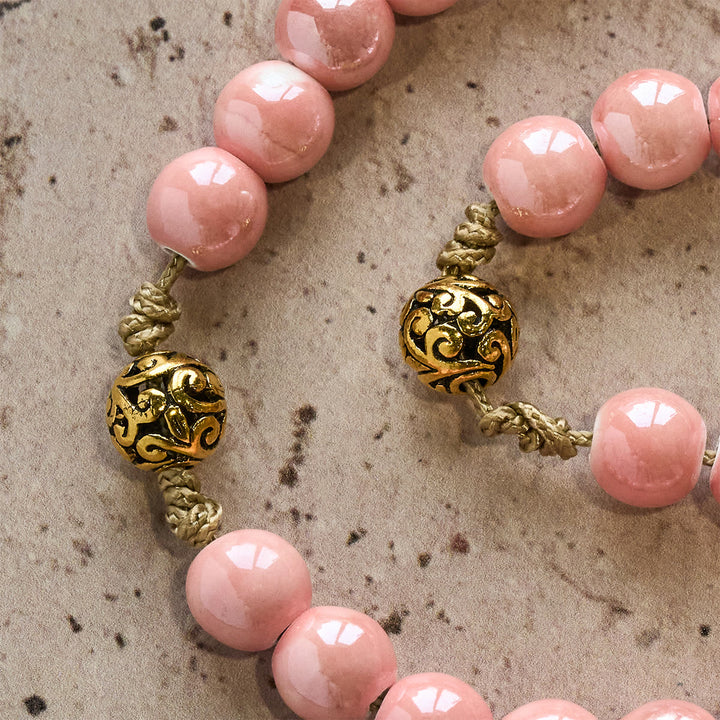 Christianartworkshop Rosenkranz aus hellrosa Keramik: Feiern Sie Weihnachten mit Anmut und Hoffnung - image 10