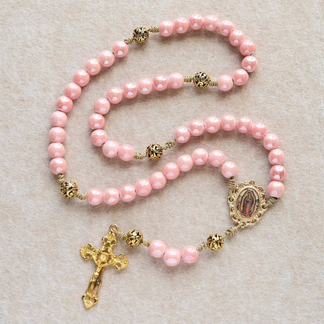 Christianartworkshop Rosenkranz aus hellrosa Keramik: Feiern Sie Weihnachten mit Anmut und Hoffnung - image 6